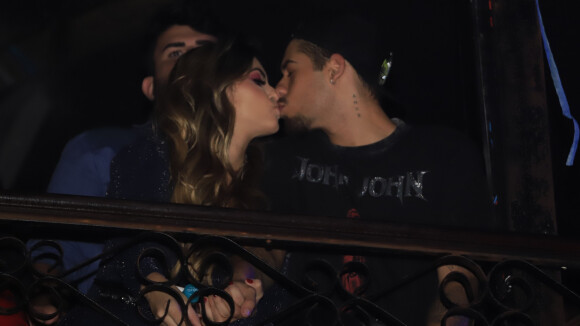 Zé Felipe troca beijos com a namorada, Isabella Arantes, em camarote. Fotos!