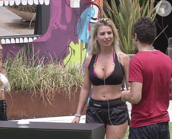 Fernanda conversa com Nasser antes de apertar o botão do totem. Assim ela ganhou a imunidade na manhã desta sexta-feira (22)