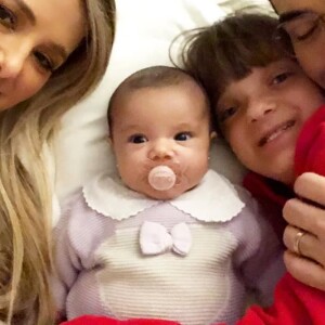 Filha de Ticiane Pinheiro e Tralli, Manuella ganhou elogios de amigos famosos da família na foto postada por Helô Pinheiro