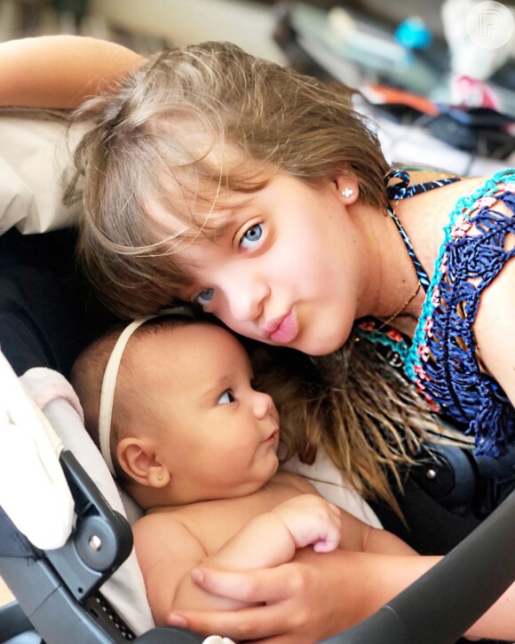 Helô Pinheiro, avó de Rafaella e Manuella, brincou em foto com a neta mais nova: 'No meio de tantas bonecas da Rafa ,encontrei uma verdadeira'