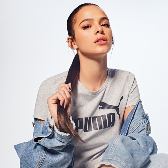 Bruna Marquezine combina saia justa com cropped em vídeo compartilhado nesta quinta-feira, dia 14 de novembro de 2019