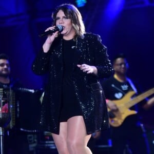 Marília Mendonça usou look all black justo na cintura no Caldas Country neste sábado, 16 de novembro de 2019