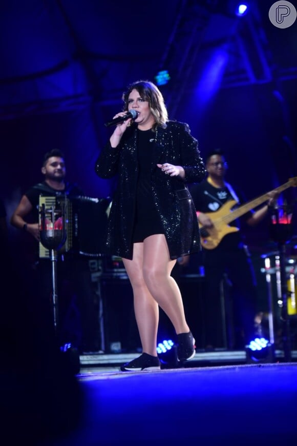 Marília Mendonça usou look all black justo na cintura no Caldas Country neste sábado, 16 de novembro de 2019