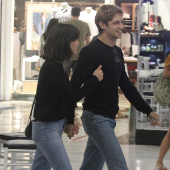 Gabriel Leone e Carla Salle são fotografados durante passeio por shopping na zona sul do Rio de Janeiro, na noite deste domingo, 17 de novembro de 2019