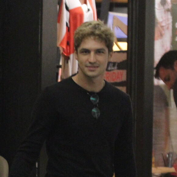 Gabriel Leone surge com cabelo diferente em ida ao shopping