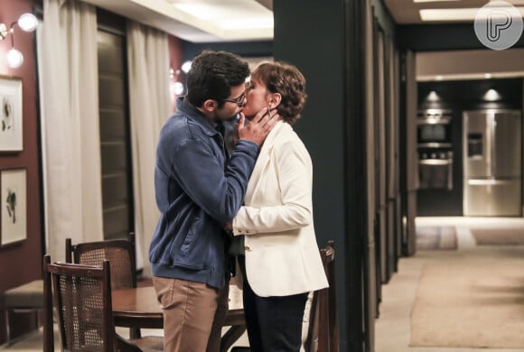 Beatriz (Natália do Vale) e Zé Hélio (Bruno Bevan) mostraram que não existe idade para amar na novela 'A Dona do Pedaço'