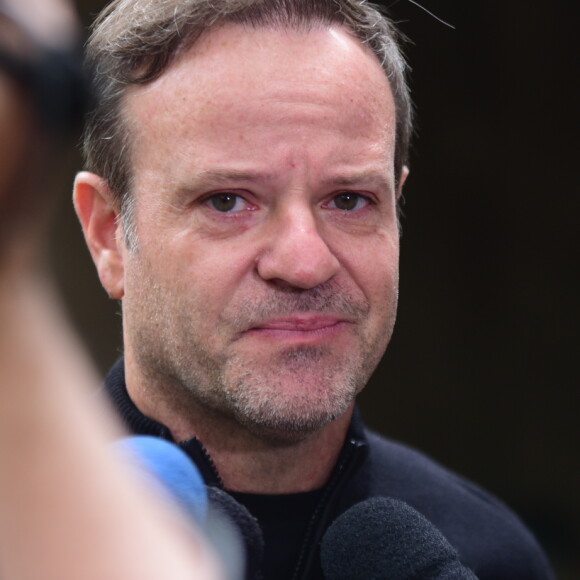 Rubens Barrichello se emociona em enterro do amigo, piloto Tuka Rocha, nesta terça-feira, dia 19 de novembro de 2019