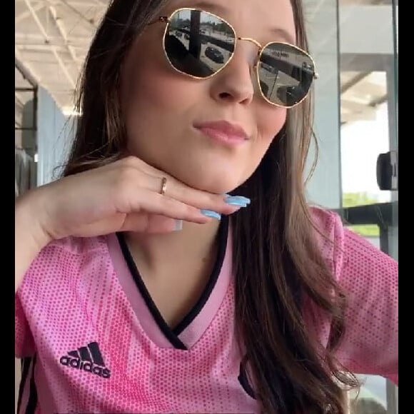 Larissa Manoela vibra com vitória do Flamengo na Libertadores