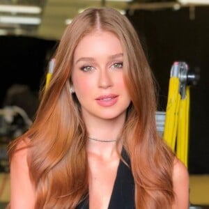 Marina Ruy Barbosa posa com bandeira do Flamengo e celebra conquista