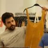 O português Pedro Carvalho ajuda Glamour Garcia a escolher peça de roupa em dia de compras
