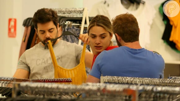 Glamour Garcia e Pedro Carvalho são fotografados em dia de compras no shopping Village Mall