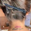 Ex-BBB Adriana Sant'anna tatuou o nome da filha, Linda, na nuca