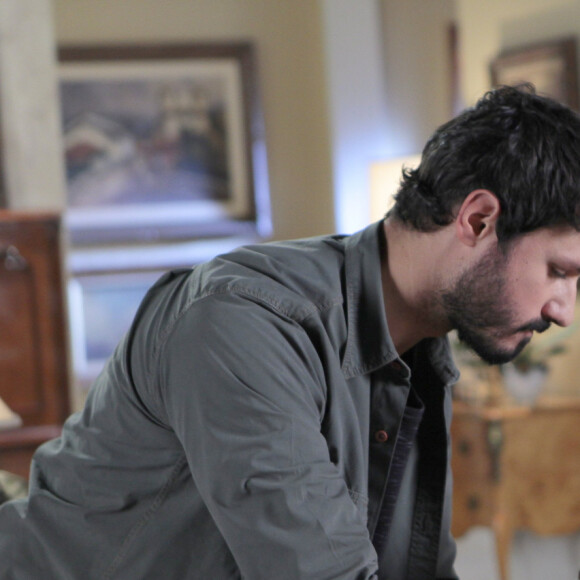 Marcelo (Murilo Cezar) e Roger (Otávio Martins) brigam na casa de Glória (Clarisse Abujamra) na novela 'As Aventuras de Poliana'