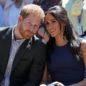 Meghan Markle homenageia filho e marido com joias sobre zodíaco dada por amiga