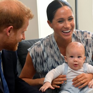 Meghan Markle tem dois pingentes de signo: um é de Touro, signo do filho, Archie, e outro de Virgem, signo de Harry