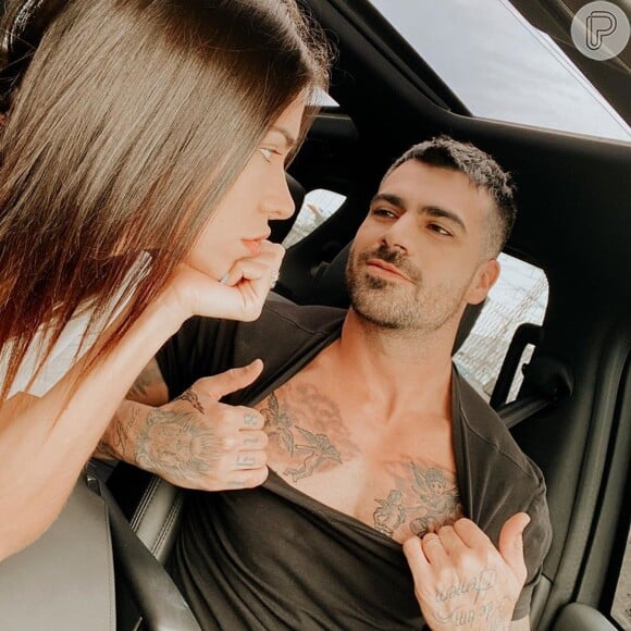 Adriana Sant'Anna faz cara de reprovação ao ver nova tatuagem do marido, Rodrigão, nesta quarta-feira, dia 27 de novembro de 2019