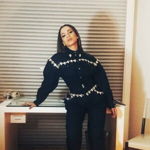 Anitta combinou look jeans com scarpin branco para o evento beneficente