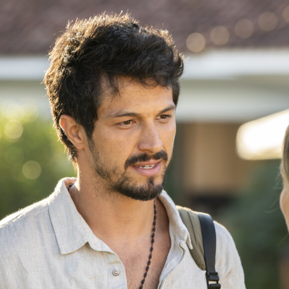 Marcos (Romulo Estrela) tranquiliza Paloma (Grazi Massafera) dizendo que conseguirá o dinheiro na novela 'Bom Sucesso'