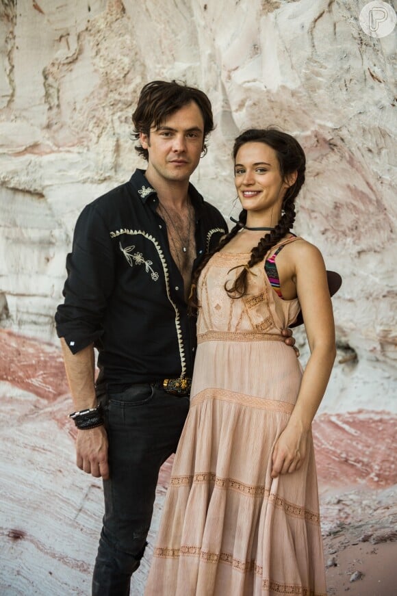 Bianca Bin e Sergio Guizé engataram romance nos bastidores da novela 'O Outro Lado do Paraíso', em 2017