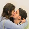 Priscila Fantin e o marido, Bruno Lopes, trocaram beijos durante passeio em shopping do Rio de Janeiro neste domingo, 1º de dezembro de 2019