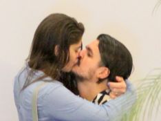 Priscila Fantin e marido se beijam e são tietados pelo Papai Noel em shopping