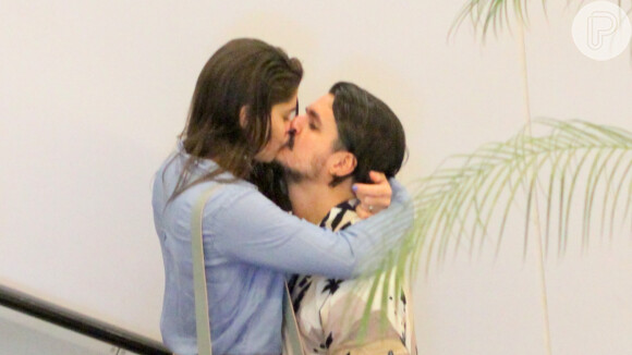 Priscila Fantin e o marido, Bruno Lopes, trocaram beijos durante passeio em shopping do Rio de Janeiro neste domingo, 1º de dezembro de 2019