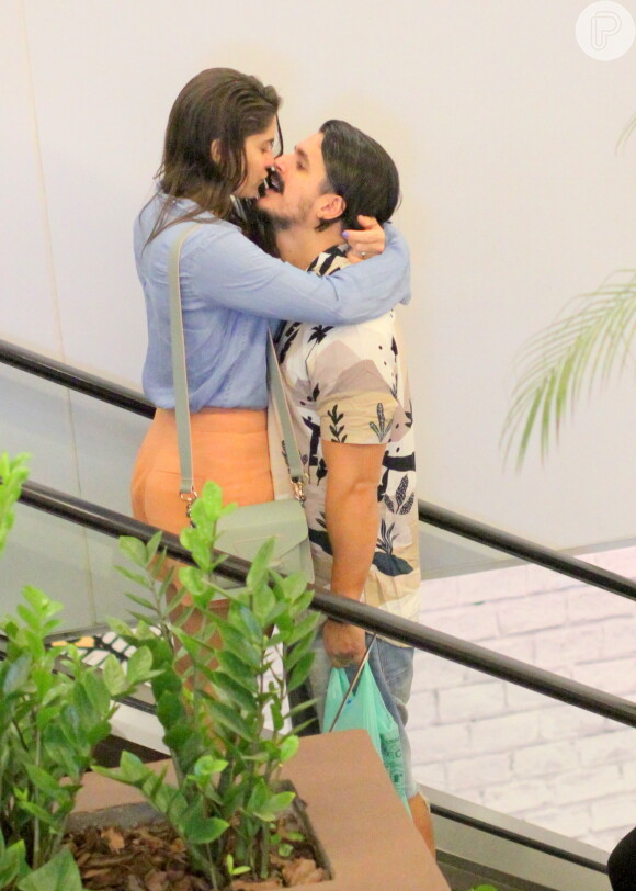 Priscila Fantin e o marido, Bruno Lopes, foram clicados trocando beijos durante passeio em shopping do Rio de Janeiro neste domingo, 1º de dezembro de 2019