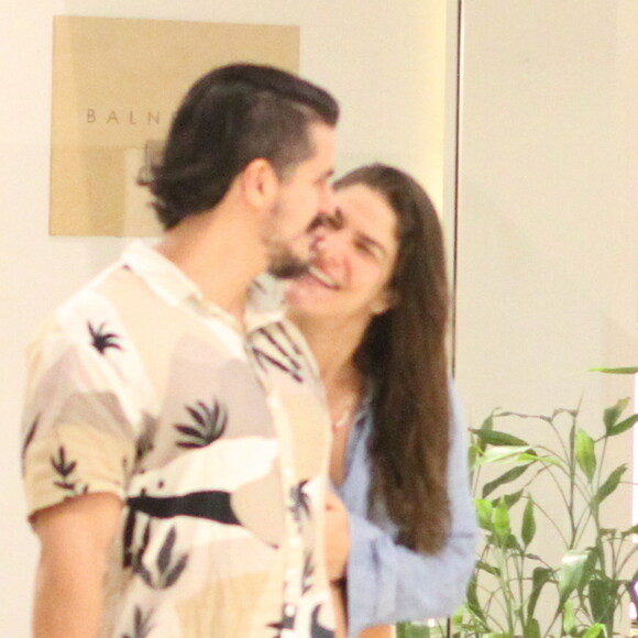Priscila Fantin e o marido, Bruno Lopes, se divertiram passeio em shopping do Rio de Janeiro