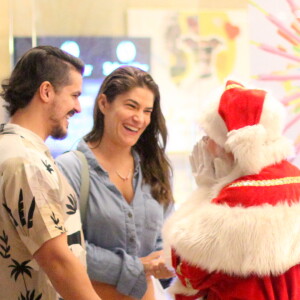 Priscila Fantin e o marido, Bruno Lopes, se encontraram com o Papai Noel durante passeio por shopping do Rio