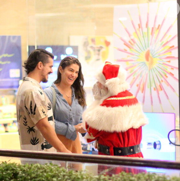 Priscila Fantin e o marido, Bruno Lopes, se encontraram com o Papai Noel durante passeio por shopping do Rio