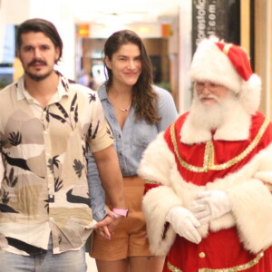 Priscila Fantin e o marido, Bruno Lopes, se encontraram com o Papai Noel durante passeio por shopping