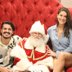 Priscila Fantin e o marido, Bruno Lopes, fizeram a tradicional foto com Papai Noel durante passeio por shopping