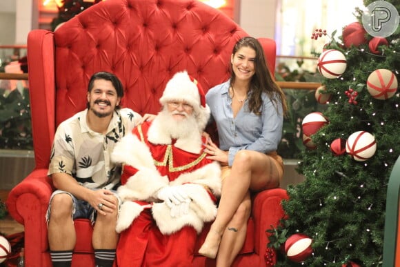 Priscila Fantin e o marido, Bruno Lopes, fizeram a tradicional foto com Papai Noel durante passeio por shopping