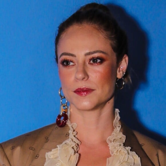 Paolla Oliveira apostou em um look grifado para premiação nesta segunda-feira, dia 02 de dezembro de 2019