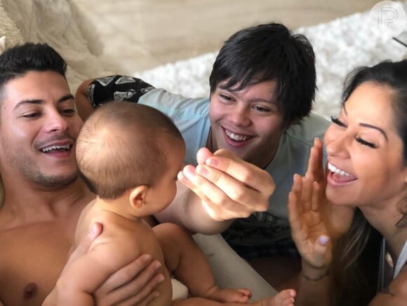 Mayra Cardi sempre compartilha momentos com a família na web