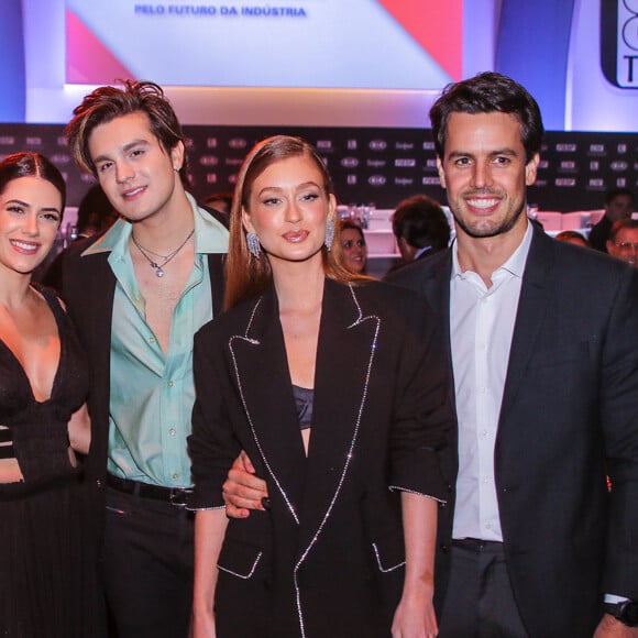 Marina Ruy Barbosa e o marido, Xande Negrão, se encontraram com Paolla Oliveira e o casal Jade Magalhães e Luan Santana durante a premiação