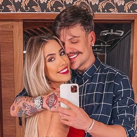 Gabi Brandt e Saulo Poncio presenteiam humorista Gessica Kayane com bolsa Louis Vuitton em aniversário
