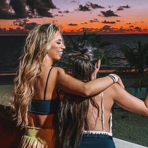 Gabi Brandt e Gkay assistem o nascer do sol da paraíba após festa de 27 anos da comediante