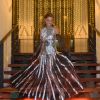 Livre, leve e solta! Juliana Paes usou um vestido metalizado com aplicação de pedras na cintura e detalhes com transparência na saia da Dolce & Gabbana