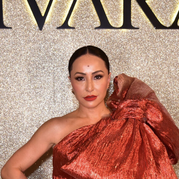 Sabrina Sato ousou ao optar por um vestido curto metalizado em tom de terra e um grande laço no ombro esquerdo de Rober Dognani