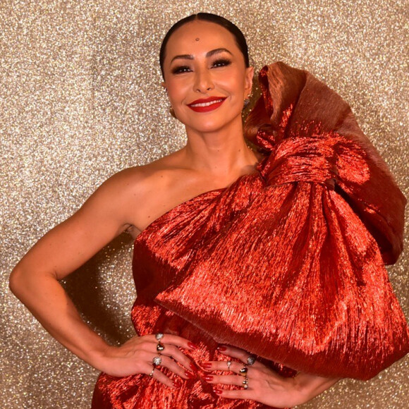 Sabrina Sato apostou em um vestido curto metalizado com um laço volumoso da marca Rober Dognani