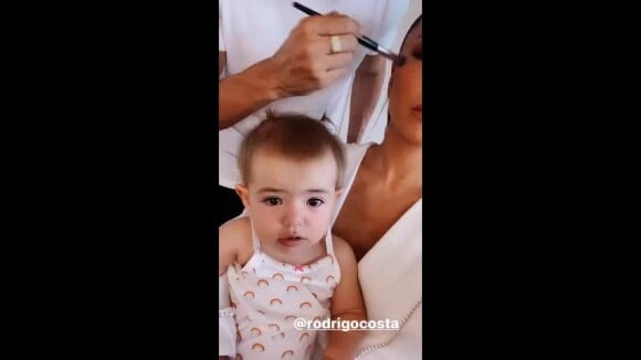Sabrina Sato filma a filha, Zoe, com penteado de maria-chiquinhas