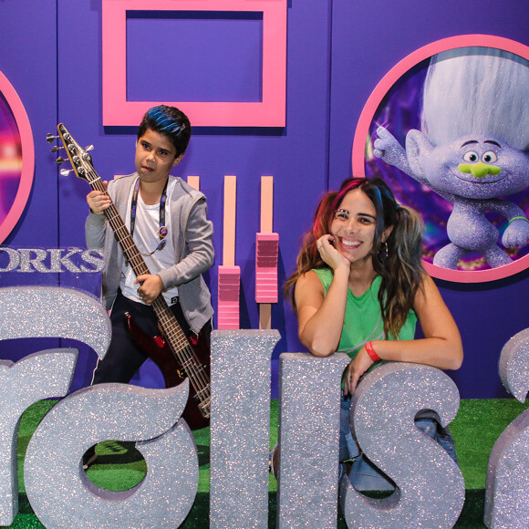 Wanessa Camargo e o filho mais velho, José Marcus, se divertiram em stand da CCXP, nesta sexta-feira, 6 de dezembro de 2019