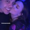 Larissa Manoela dá beijo no namorado, Leonardo Cidade, em festa de 19 anos