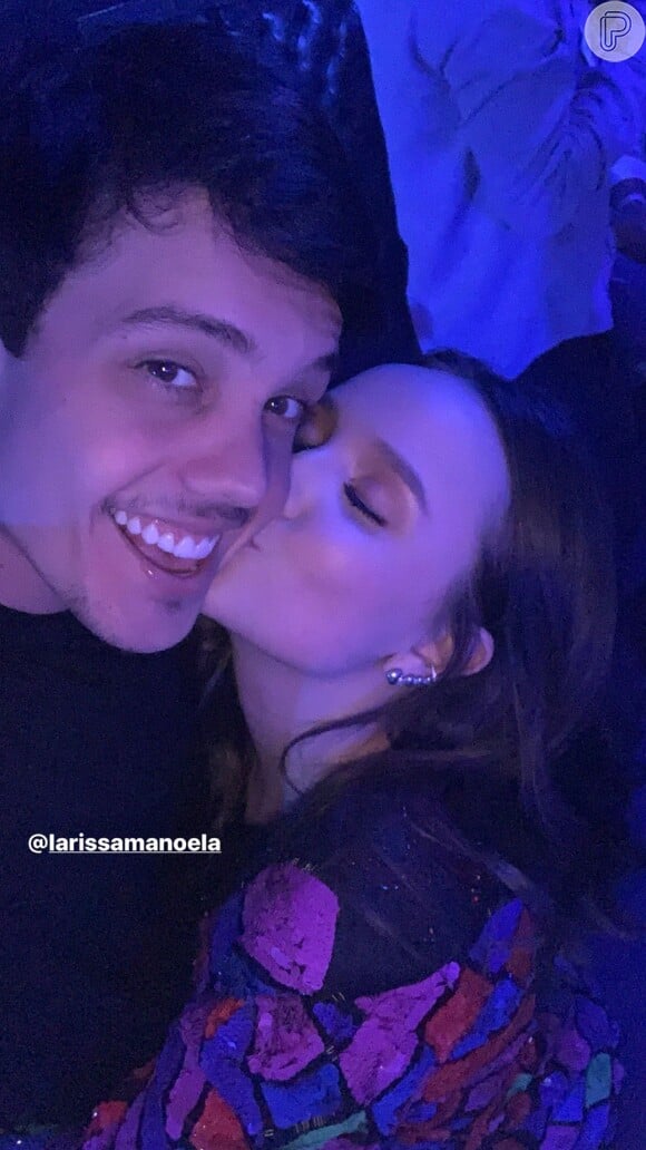 Larissa Manoela dá beijo no namorado, Leonardo Cidade, em festa de 19 anos
