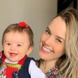 Filha de Thaeme Mariôto, Liz surpreendeu a mãe com reação após tomar vacina da gripe
