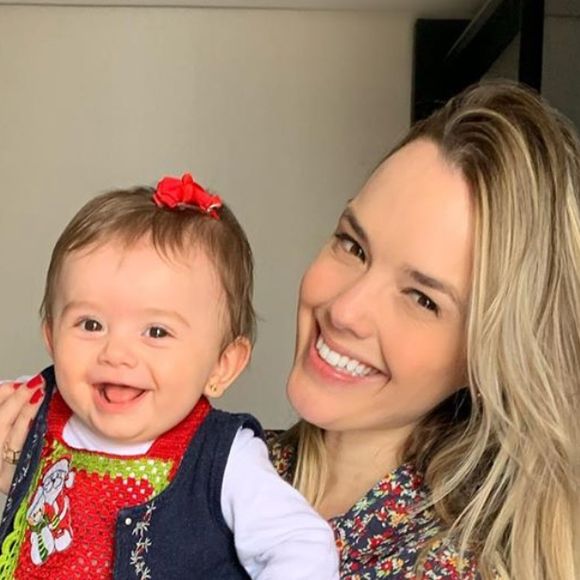 Filha de Thaeme Mariôto, Liz surpreendeu a mãe com reação após tomar vacina da gripe