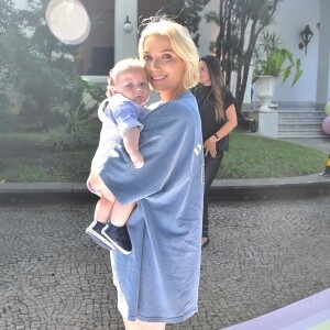 Luiza Possi levou o filho, Lucca, para festa de aniversário de Zoe