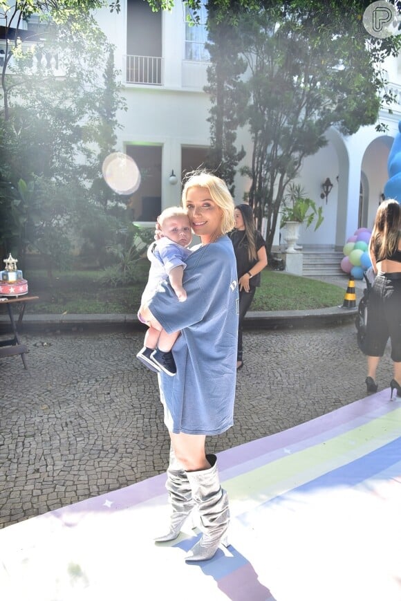 Luiza Possi levou o filho, Lucca, para festa de aniversário de Zoe