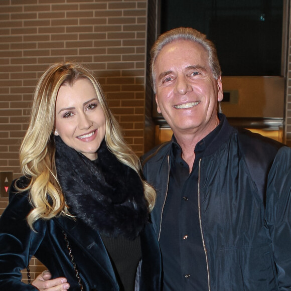 Grávida da 1ª filha, Vicky, Ana Paula Siebert retribuiu o elogio do marido, Roberto Justus: 'Muito amor. Amamos você'